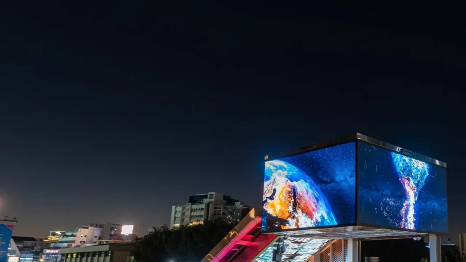 Большой цифровой LED-экран на городской площади ночью